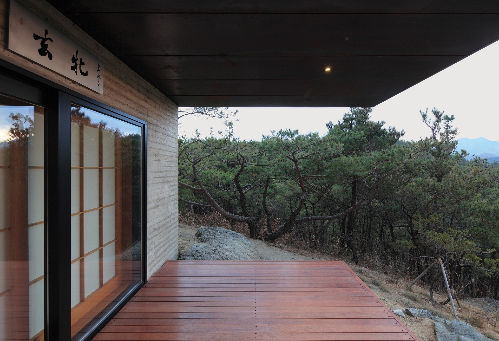 black_cottage_1
