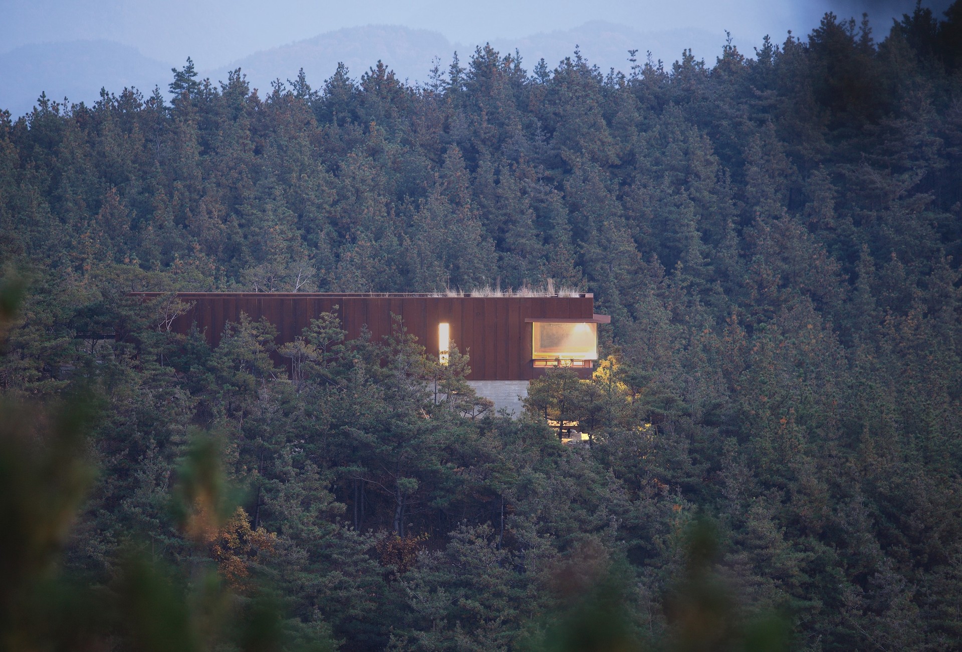 black_cottage_5