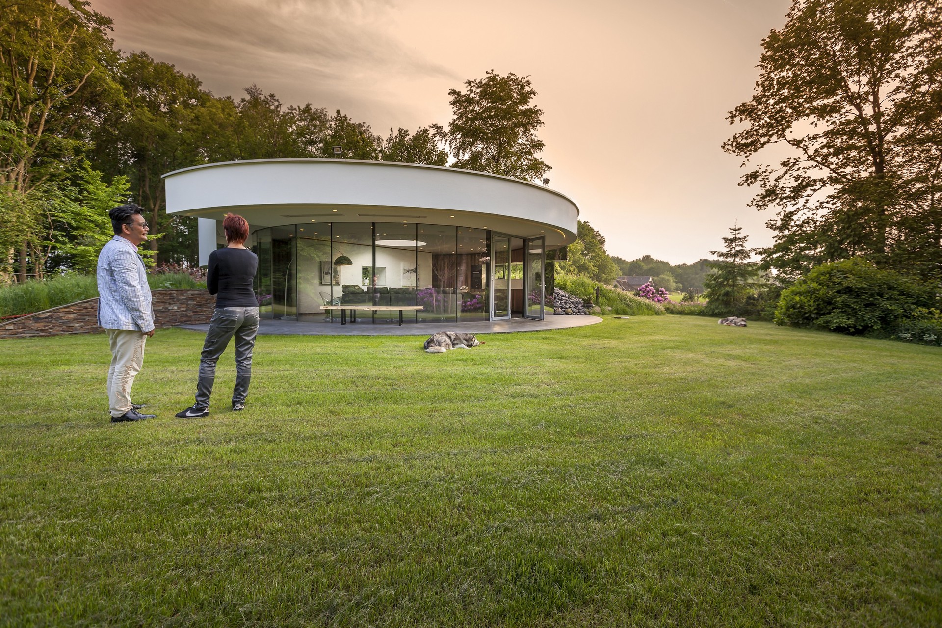 123DV360Villa3exteriorpeopledog
