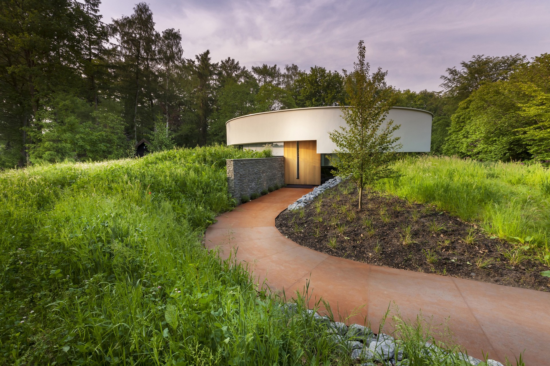 123DV360Villa4exteriorentrancepathway