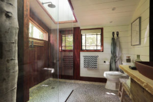 treehouse-bathroom