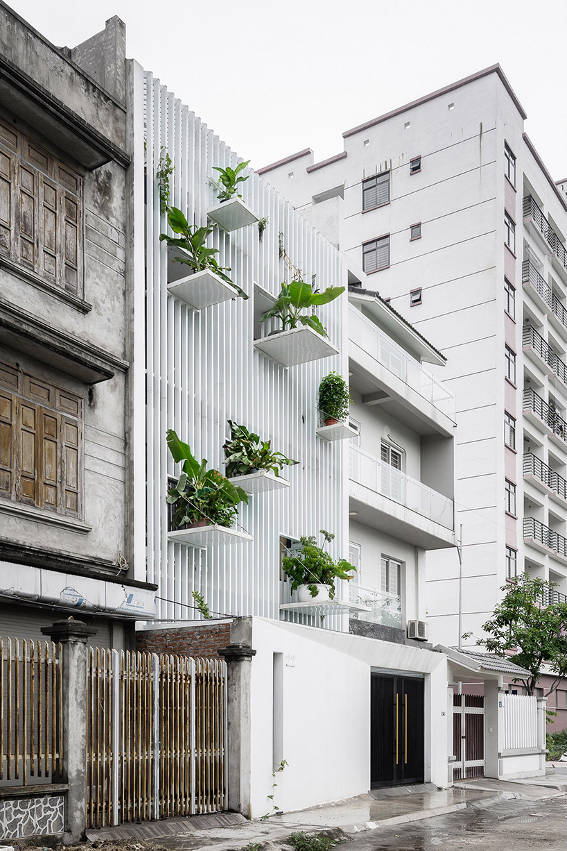 DANstudio-TH-house-tree-balconies-hanoi-vietnam-designboom-08